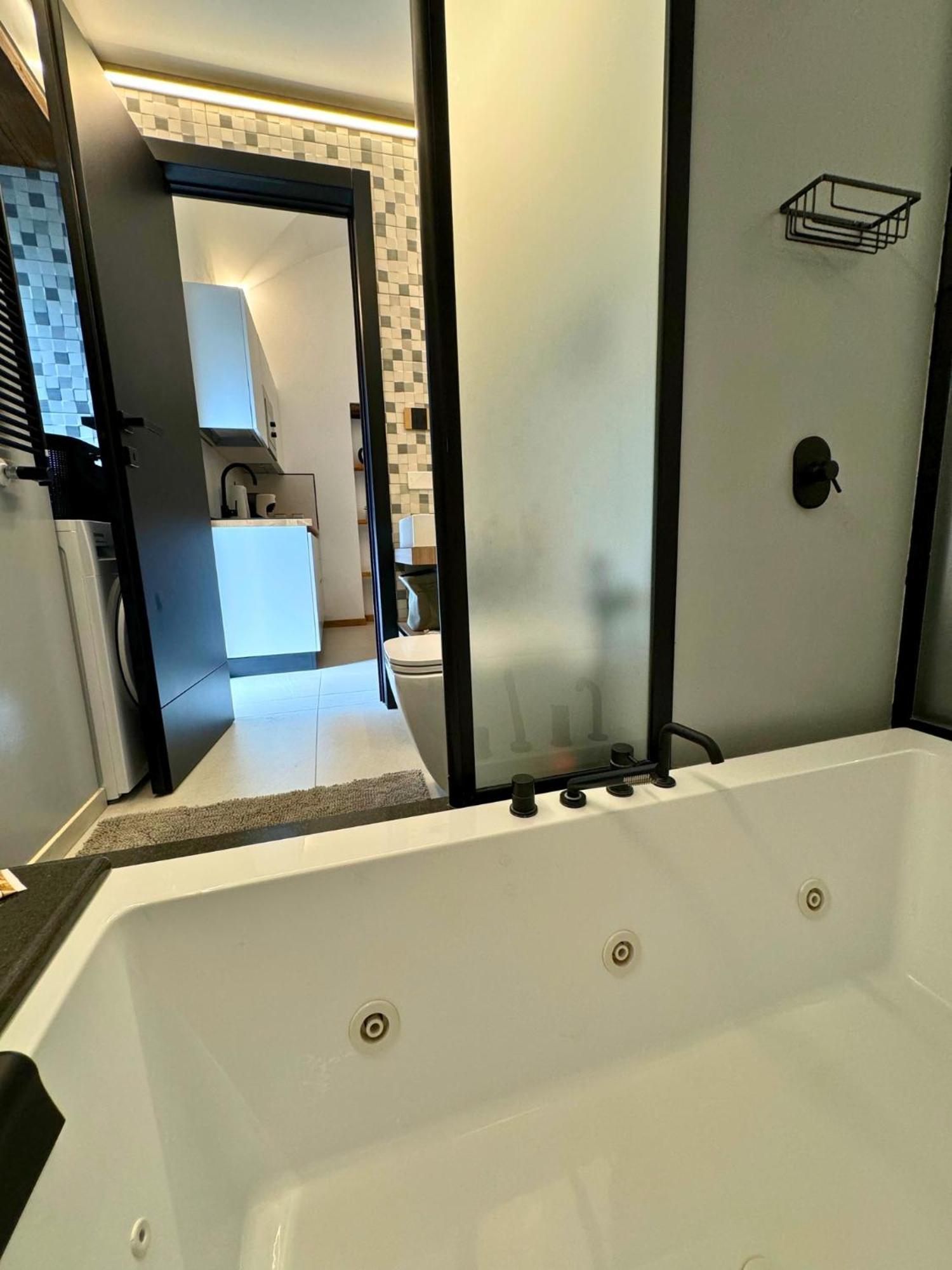 Dislocati Bnb - Jacuzzi Privata - Cucina - Tv60" - Minimal Luxury Marigliano Exterior photo